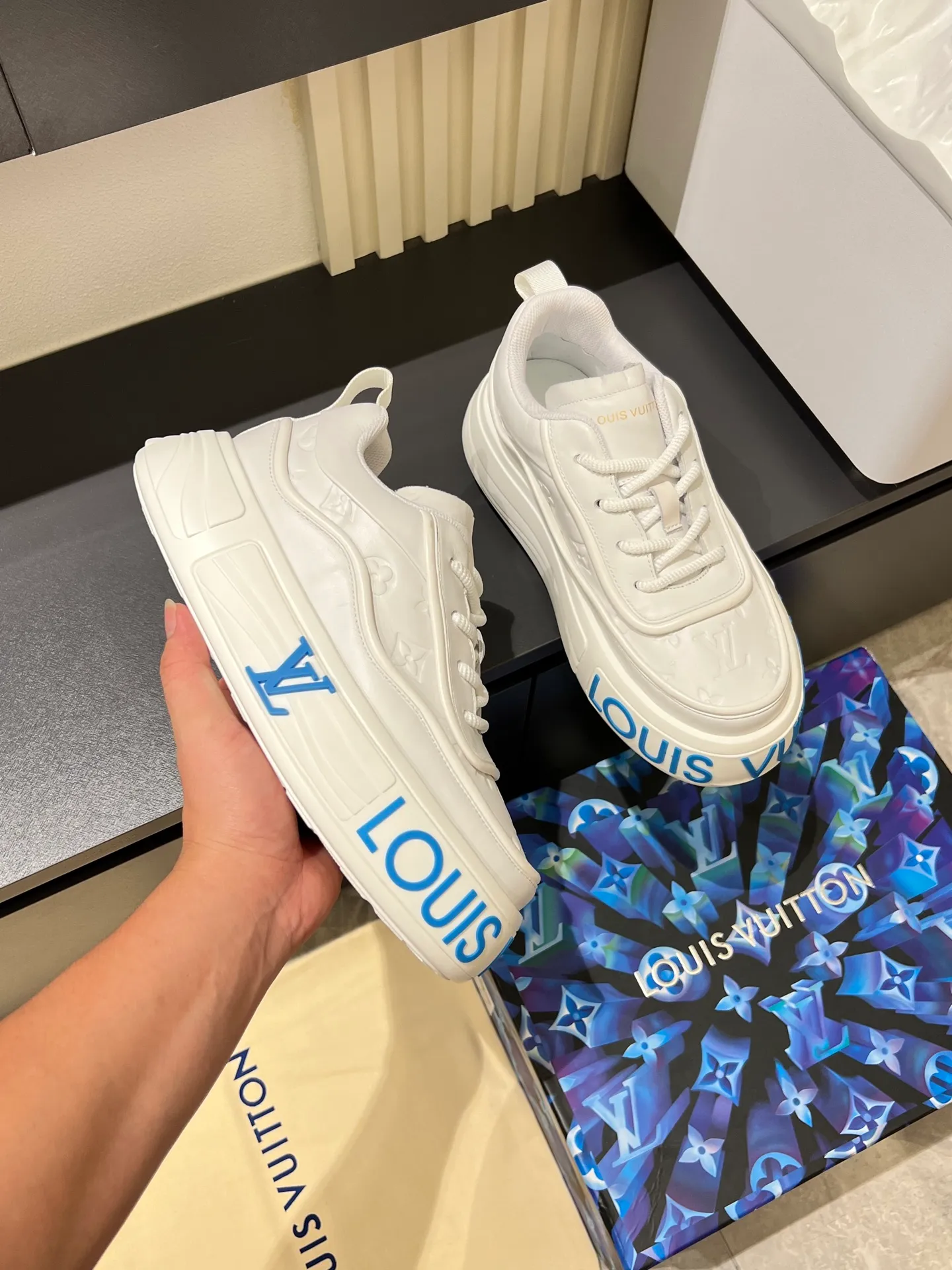 p560 "LOUI* VUITTO*" popular men's casual shoes, genuine development in Italy💯Purchase level quality✔️The upper is made of official website material first-layer cowhide, comfortable and soft sheepskin feet⚡️Fashionable and versatile. The toe last shape is firm and full, and the soles are made from LV original molds and can be freely entered and exited the counter. They are light and comfortable on the foot~purely handmade, details determine the quality! Size:39-44, (38.45 customized)